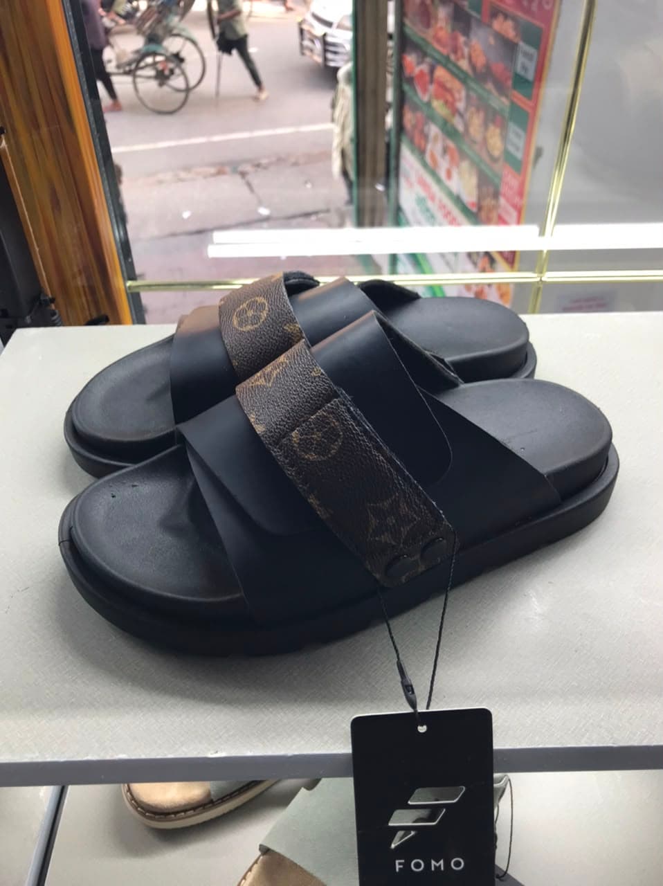 LV Slide Black thumbnail 1